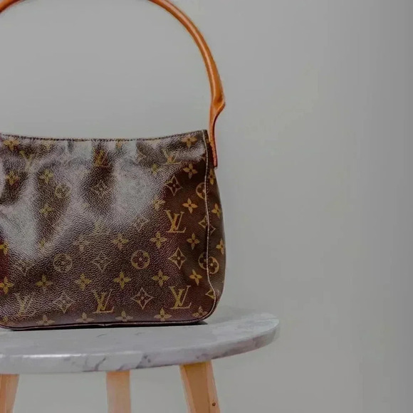 Authentic Louis Vuitton Looping MM Monogram Shoulder Bag - Picture 4 of 14
